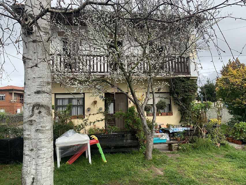Casa indiviual de dos plantas con jardín en Barreda